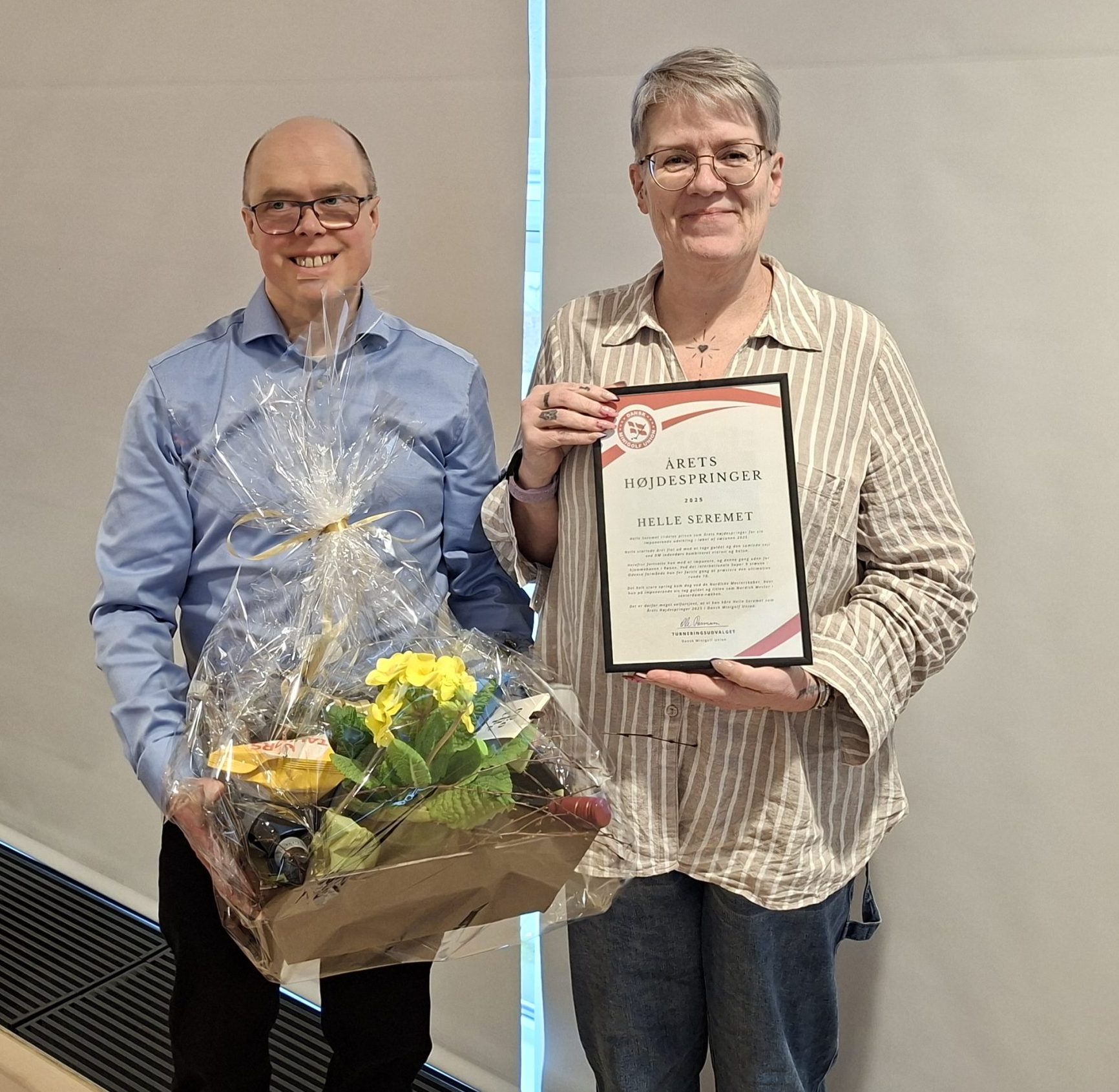 Årets højdespringer 2025 Helle Seremet flankeret af Ole Rasmussen fra Turneringsudvalget