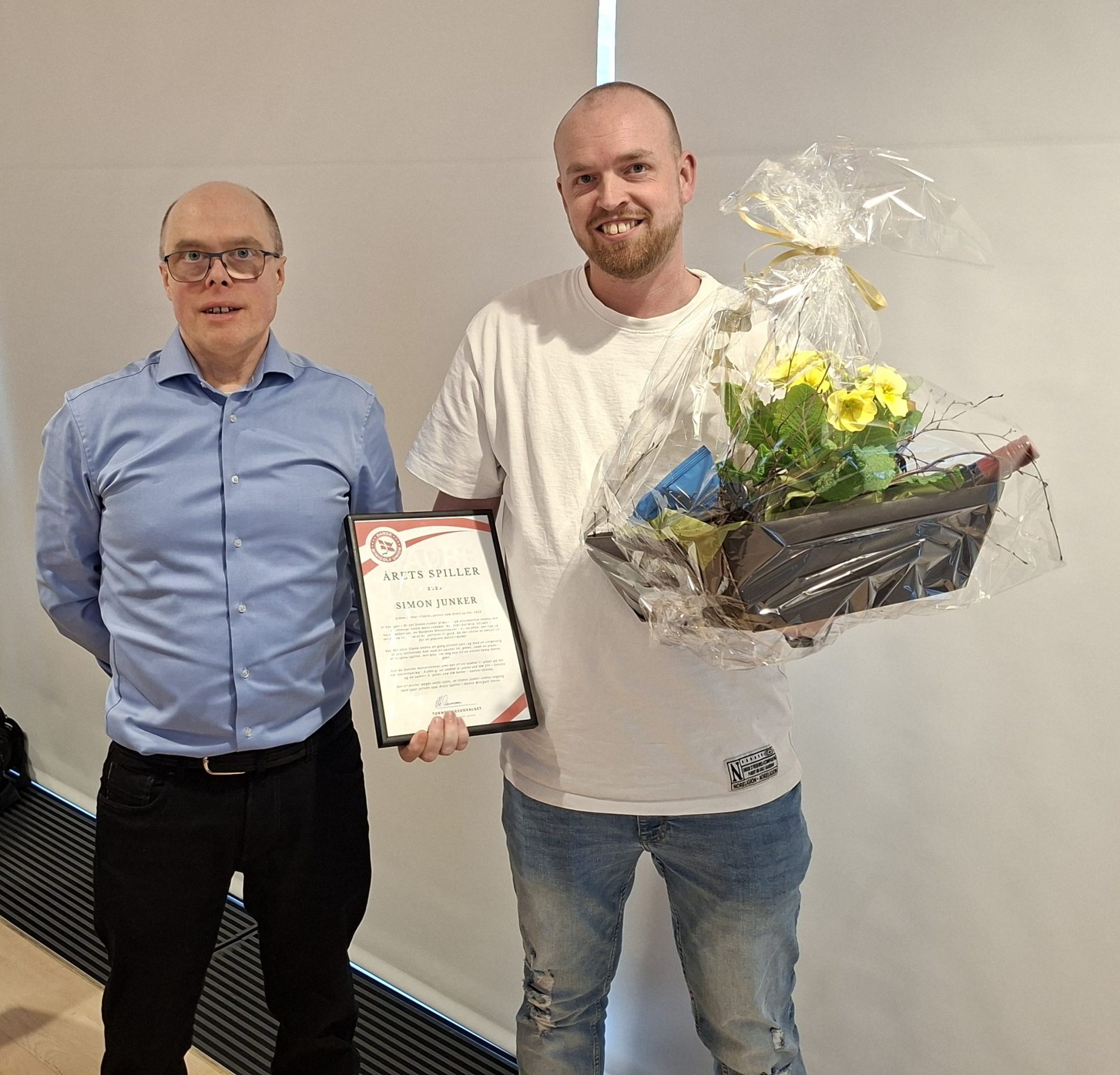 Årets Spiller 2025: Simon Junker flankeret af Ole Rasmussen fra Turneringsudvalget