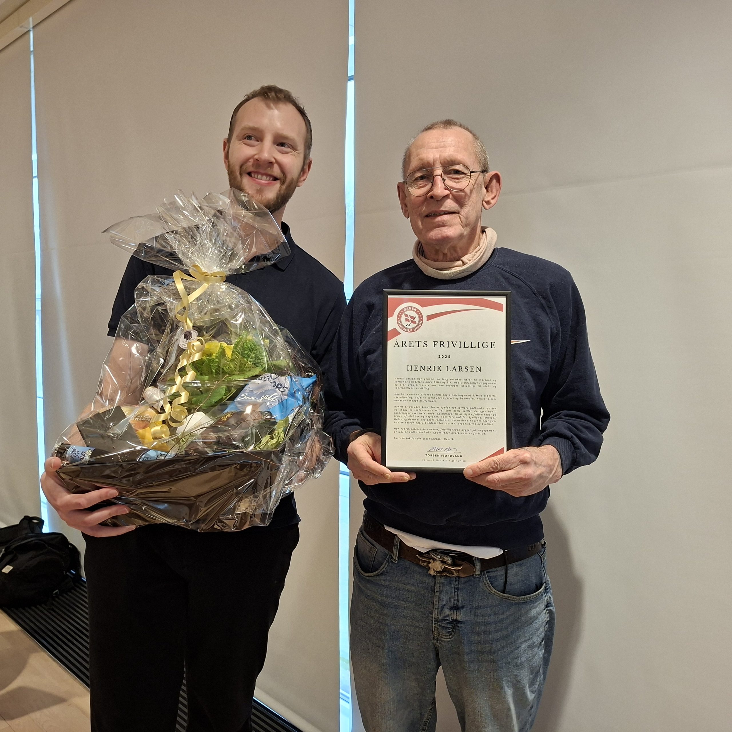 Årets Frivillige 2025 Henrik Larsen flankeret af Torben Fjordvang afgående formand for Dansk Minigolf Union