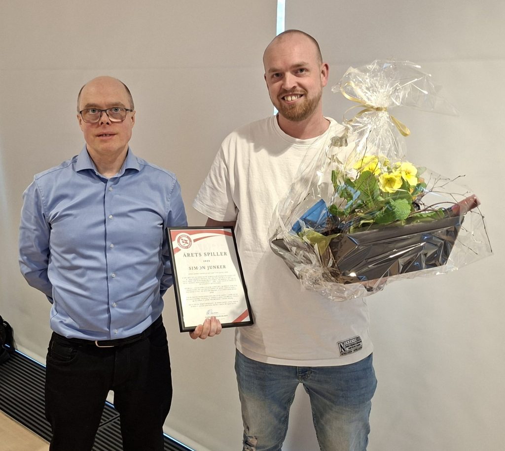Årets Spiller Simon Junker flankeret af Ole Rasmussen